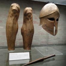Korinthischer Helm, Beinschienen (Knemides) und Lanzenschuh (Sauroter)